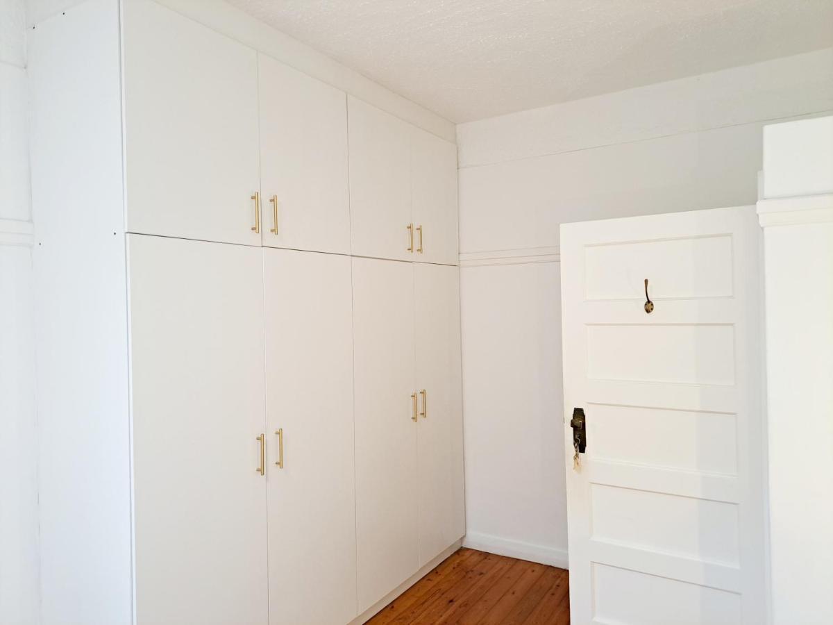 Secure And Modern 2bed In Cape Towns Charming Rondebosch Apartment *